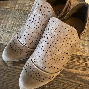 daisy fuentes Booties